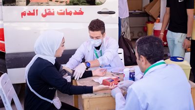 إقبال كثيف على حملة التبرع بالدم لدعم الشعب الفلسطيني بجامعة المنصورة 