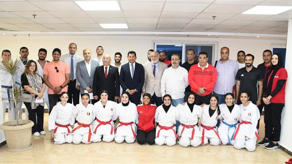 وزير الرياضة يلتقي