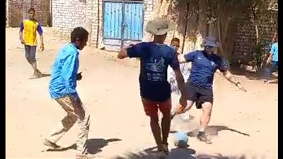 المصريون كسبوا الفرنسيين.. مباراة كرة قدم بين طلاب فارس بأسوان وسائحين
