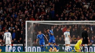 صافرات استهجان في مباراة إنجلترا وإيطاليا بسبب وقوف اللاعبين دقيقة صمت على ضحايا إسرائيل| فيديو