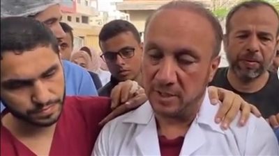 طبيب فلسطيني يتلقى خبر وفاة جميع أفراد عائلته أثناء عمله