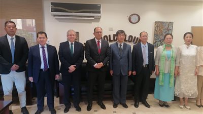 رئيس جامعة حلوان يجتمع مع وفد من جامعتي نانجينج وشانجان الصينية لبحث آليات التعاون معهم