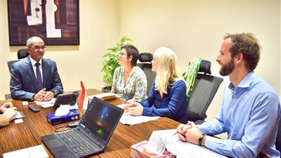 نائب وزير الإسكان يلتقي ممثلي بنك الاستثمار الأوروبي لعرض معدلات تنفيذ الصرف الصحي بكفر الشيخ