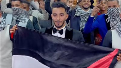 دعما لأهالي غزة.. عريس من قنا يحتفل بزفافه رافعا علم فلسطين | صور وفيديو