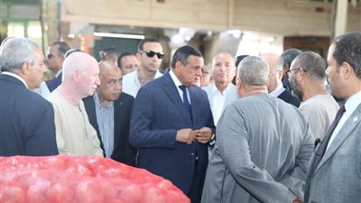 وزير التنمية المحلية ومحافظ القاهرة يتفقدان سوق العبور لمتابعة توفر الخضراوات والفاكهة والالتزام بالأسعار