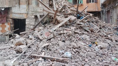 خطر على المواطنين.. إزالة عقار آيل للسقوط بمدينة الصفا في السويس