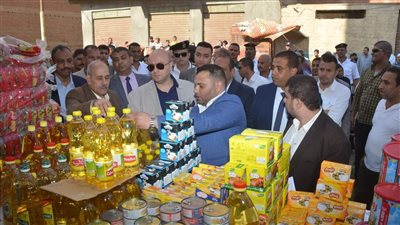 محافظ بني سويف يتفقد منافذ البيع المتنقلة ضمن مبادرة تخفيض أسعار السلع الأساسية ومحاربة الغلاء| صور