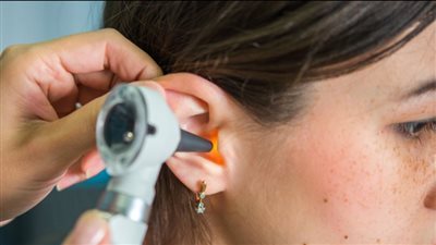 بالثوم والزيت.. علاج التهاب الأذن في المنزل والطريقة الصحيحة لتنظيف الشمع