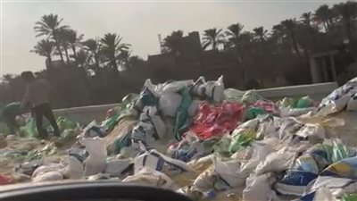 انقلاب سيارة نقل محملة بجوالات الغلال أعلى الطريق الدائري | صور