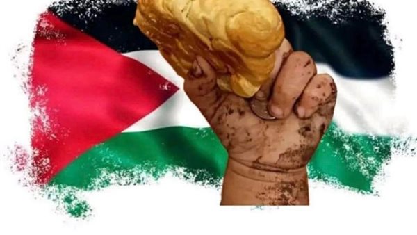 يد الطفلة سوار 