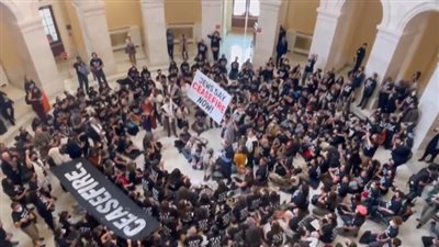 متظاهرون يقتحمون مبنى الكونجرس الأمريكي للمطالبة بوقف إطلاق النار في غزة 