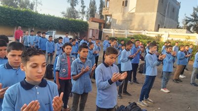 تنكيس الأعلام بالمدارس والوقوف دقيقة حدادًا على أرواح شهداء غزة | صور