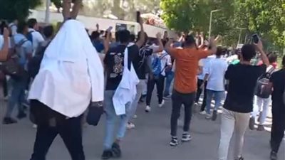 مئات الطلاب من جامعة أسيوط ينظمون وقفة احتجاجية للتضامن مع أهل غزة | بث مباشر