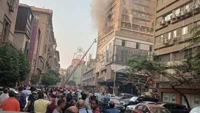حريق داخل شقة سكنية بمنطقة وسط البلد.. والحماية المدنية تحاول السيطرة | صور