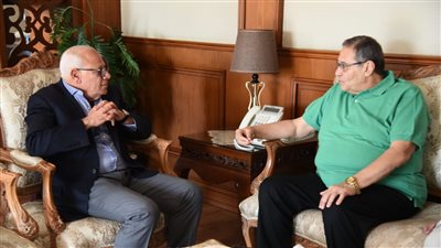 محافظ بورسعيد يناقش استعدادات إقامة البطولة الدولية لخماسيات كرة الصالات واليد التنس