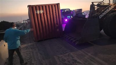 انقلاب سيارة نقل محملة بكونتينر على الطريق الإقليمي بالمنوفية