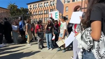 يطالبون بوقف إطلاق النار.. طلاب مدرسة أمريكية يتظاهرون لدعم القضية الفلسطينية