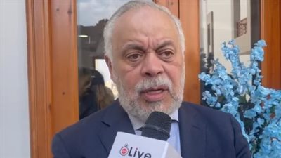 أشرف زكي يوجه رسالة للفنانين بشأن فلسطين: اعملوا زي باسم يوسف.. ومتكتفوش بكلمتين على السوشيال ميديا