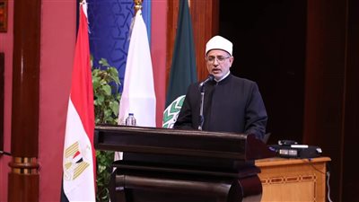 بحضور العمداء والوكلاء.. رئيس جامعة الأزهر يؤم الطلاب بالمدينة الجامعية