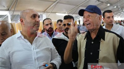 هاني العتال يتفقد اللجان في انتخابات الزمالك ويلبي طلب أحد الأعضاء | فيديو