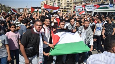 آلاف المصريين يحتشدون أمام مسجد مصطفى محمود دعمًا للقضية الفلسطينية ورفضًا للتهجير 