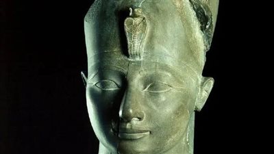 المتحف المصري بالتحرير يعرض تمثالا من حجر الشست للملك تحتمس الثالث