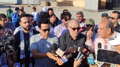 منير مكرم من أمام معبر رفح: أنا مسيحي وصليت الجمعة النهاردة ومسكت المصحف