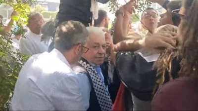 حمدين صباحي يقود مظاهرات أمام مسجد مصطفى محمود تضامنًا مع أهالي غزة | بث مباشر