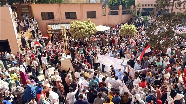 حشود داخل مديرية