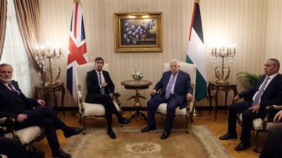 الرئيس الفلسطيني يلتقي رئيس الوزراء البريطاني بالقاهرة.. ويشدد على رفض بلاده القاطع للتهجير