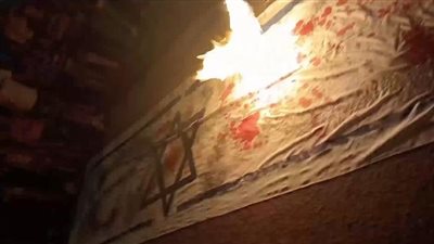 أهالي دمنهور يحرقون ويدهسون علم إسرائيل تضامنا مع فلسطين | صور