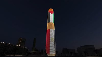 إضاءة البرج الأيقوني بالعاصمة الإدارية بعلمي مصر وفلسطين وشعار قمة القاهرة للسلام