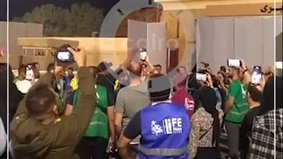 بعد تعطيل القصف دخول المساعدات.. هتافات منددة بالاحتلال الإسرائيلي أمام معبر رفح | فيديو