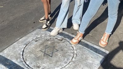 علم فلسطين يزين الوجوه بينما علم الاحتلال على أغطية المجاري بالأقصر | صور