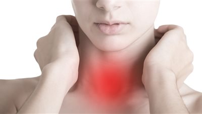أبرزها التهاب الحلق.. أعراض سرطان الغدة الدرقية 