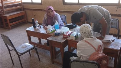 بواقع 700 حالة بالقافلة.. قوافل طبية تجوب مدارس تعليم الجيزة | صور