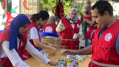 شباب الهلال الأحمر ببورسعيد يتبرعون بمنتجات متنوعة للشعب الفلسطيني | صور