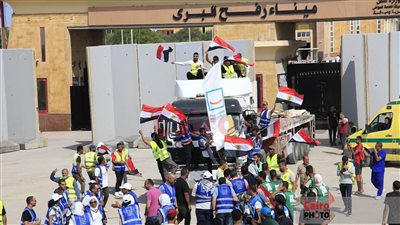 سائق شاحنة مساعدات: شعرت بالسعادة بعد دخولي قطاع غزة.. وهدفنا مساعدة الأشقاء الفلسطينيين