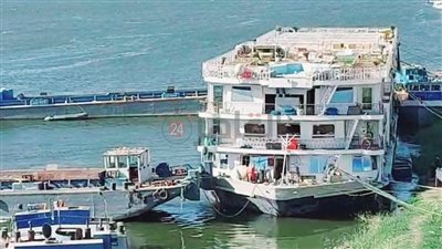 طلعت على وش الميه.. رفع السفينة الغارقة بعد اصطدامها بكوبري النيل في المنيا |صور