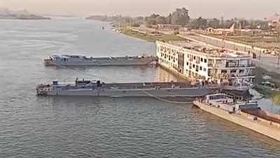 بعد اصطدامها بكوبري النيل.. رفع الباخرة النيلية الغارقة جزئيًا في المنيا | بث مباشر