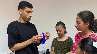 لعب مع الأطفال ثم استشهد بالقصف.. من هو محمد قريقع ناشر الفرحة لقلوب الصغار؟