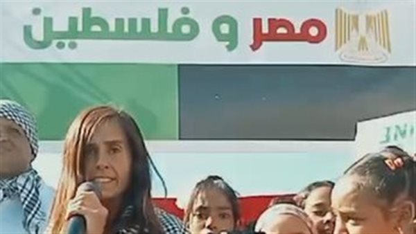 سائحة أمريكية تتظاهر