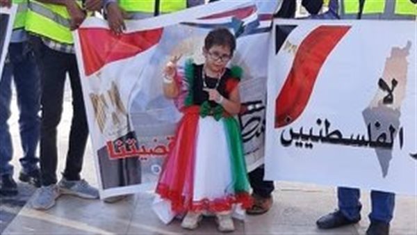 صغيرة من الأقصر ترتدي