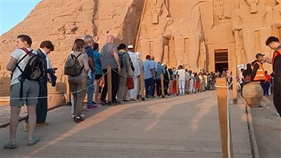 بحضور 2100 زائر.. الشمس تتعامد على وجه رمسيس الثاني لمدة 25 دقيقة بمعبد أبو سمبل | بث مباشر 