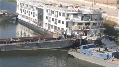 بعد 30 يومًا من غرقها جزئيا.. رفع سفينة المنيا عقب اصطدامها بكوبري النيل| بث مباشر