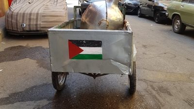 على عربة فول وفي الشوارع.. أهالي الأقصر يعبرون عن تضامنهم بالعلم الفلسطيني
