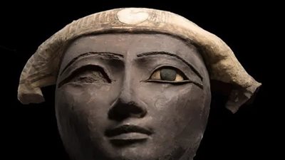 من مخازن البدروم.. قطعة أثرية فريدة لـ وجه تابوت مخزنة بالمتحف المصري بالتحرير 