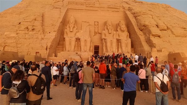 المئات بمعبد أبو