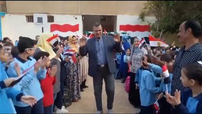 تلاميذ مدرسة ابتدائية ببني سويف ينظمون ممرًا شرفيًا للمدير لبلوغه سن المعاش