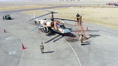 رئيس أركان القوات المسلحة يشهد تنفيذ بيانا عمليا لأعمال التطهير الكيميائي لإحدى القواعد الجوية